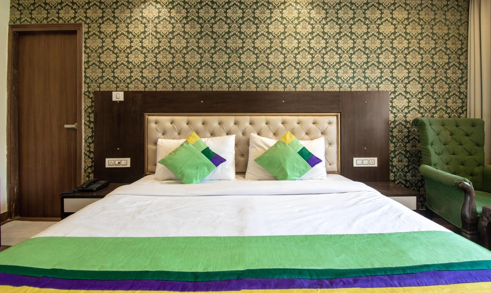 Ambika Residency, Near Hidimba Devi Temple Hotell Manāli Exteriör bild