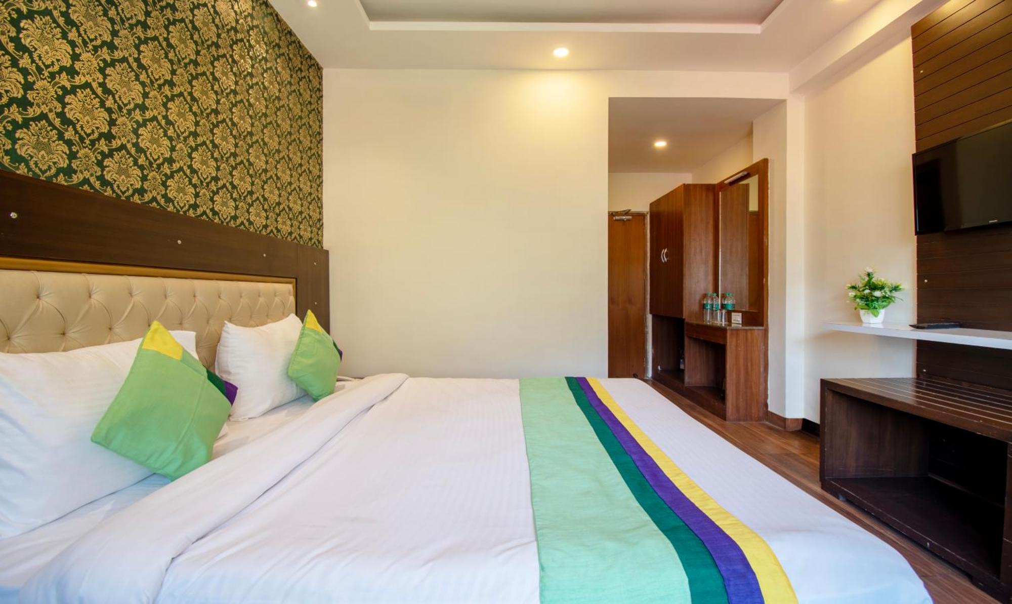 Ambika Residency, Near Hidimba Devi Temple Hotell Manāli Exteriör bild